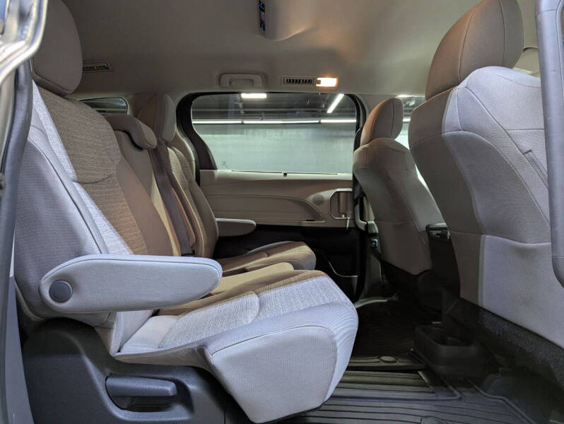 2022 Toyota Sienna LE 8-Passenger