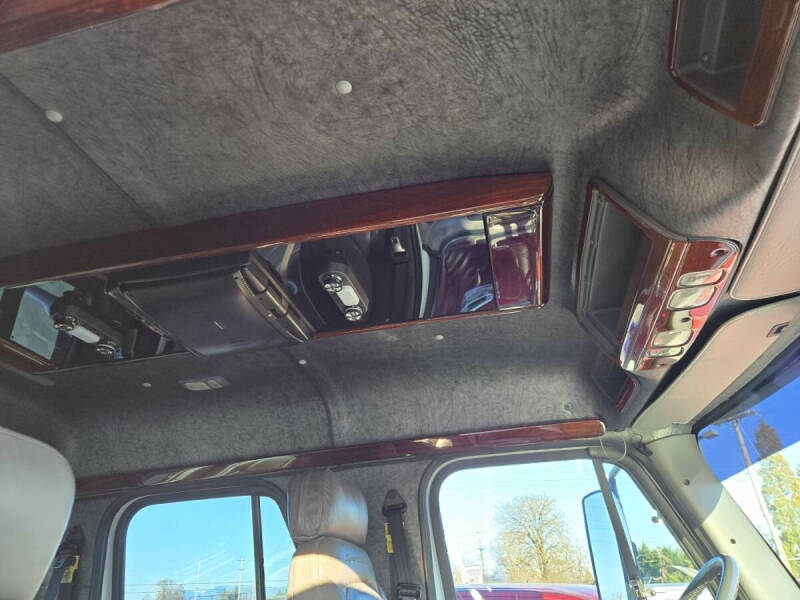 2005 Freightliner M2 106