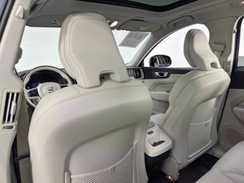 2023 Volvo XC60 B5 Plus Dark Theme