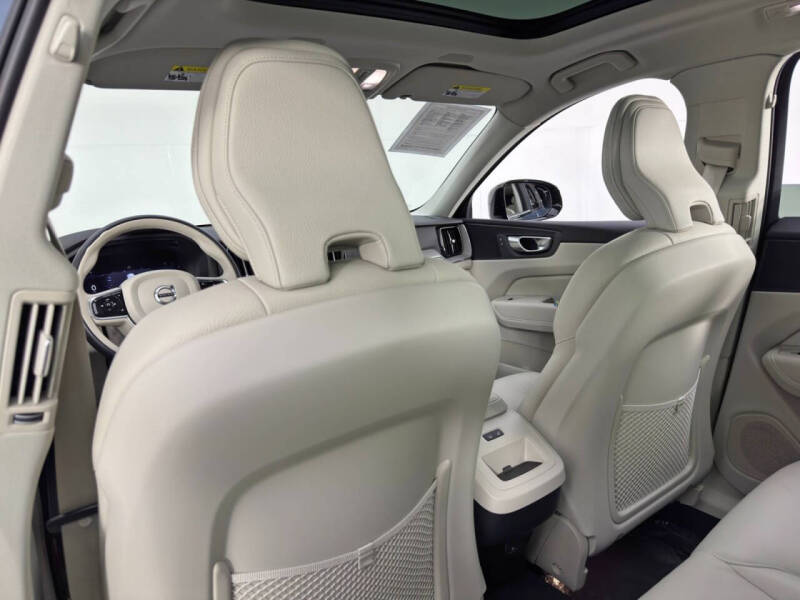 2023 Volvo XC60 B5 Plus Dark Theme