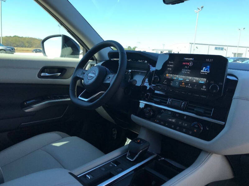 2025 Nissan Pathfinder SL