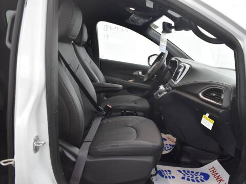 2025 Chrysler Pacifica Select