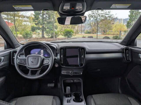 2025 Volvo XC40 B5 Core Bright Theme