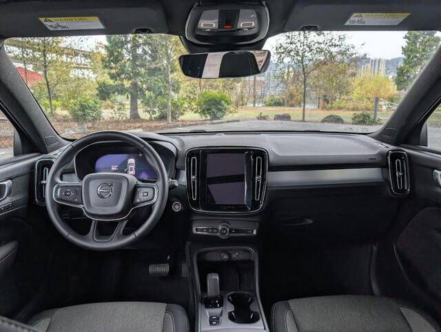 2025 Volvo XC40 B5 Core Bright Theme