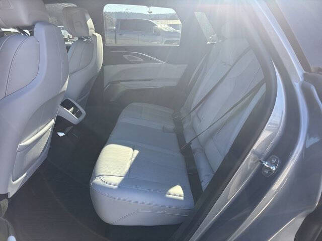 2024 Cadillac LYRIQ Luxury 2