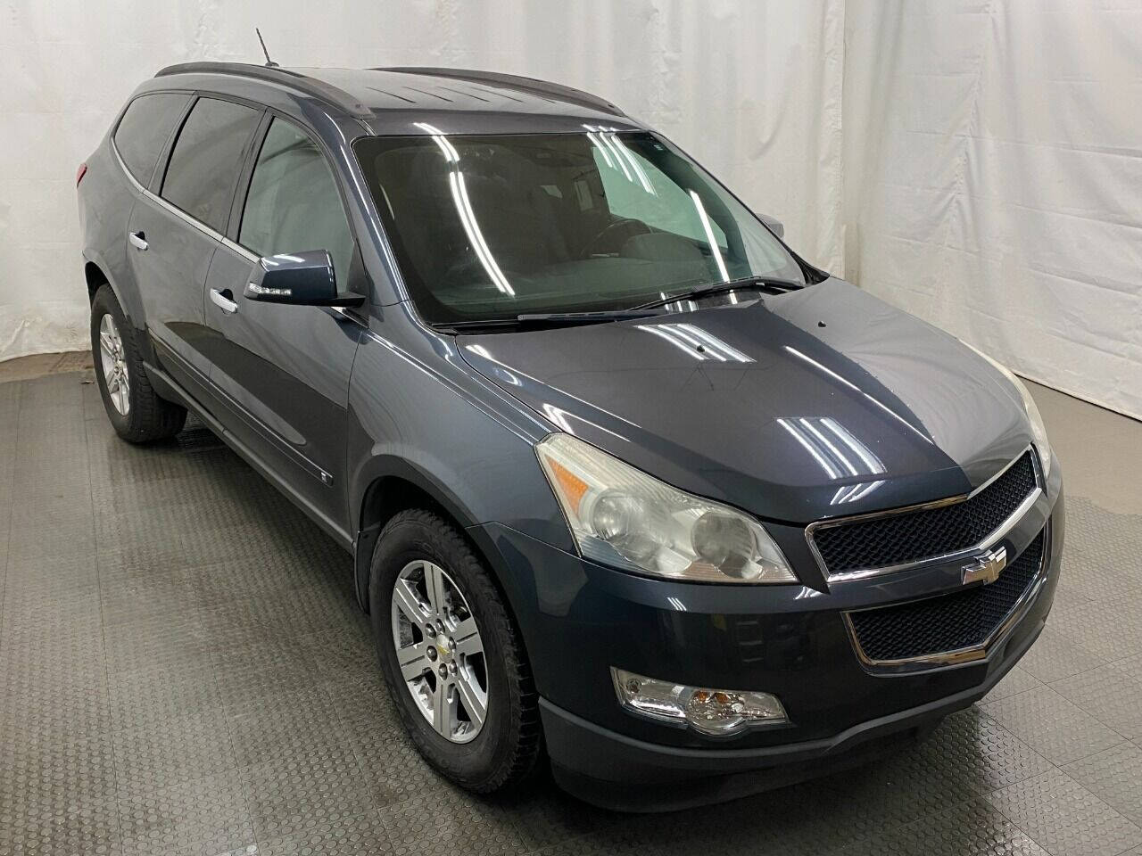 2010 Chevrolet Traverse LT AWD 4dr SUV w/1LT - Gray exterior view 2