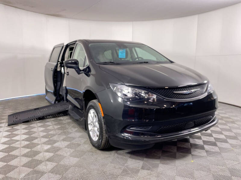 2023 Chrysler Voyager LX's photo