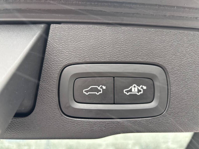 2025 Volvo XC60 B5 Plus Dark Theme