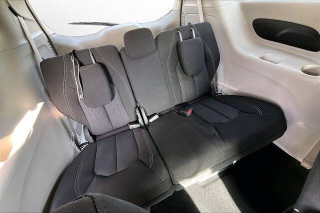 2022 Chrysler Voyager LX