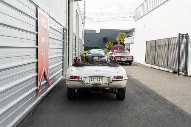 1966 Jaguar E-Type 43