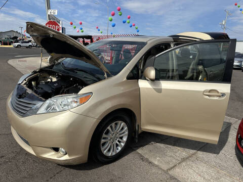 2014 Toyota Sienna XLE 7-Passenger Auto Access Seat