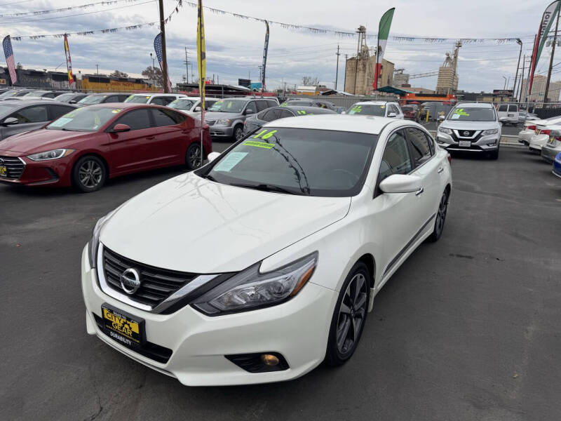 2016 Nissan Altima SR's photo