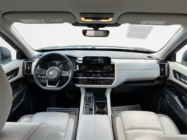 2023 Nissan Pathfinder SL