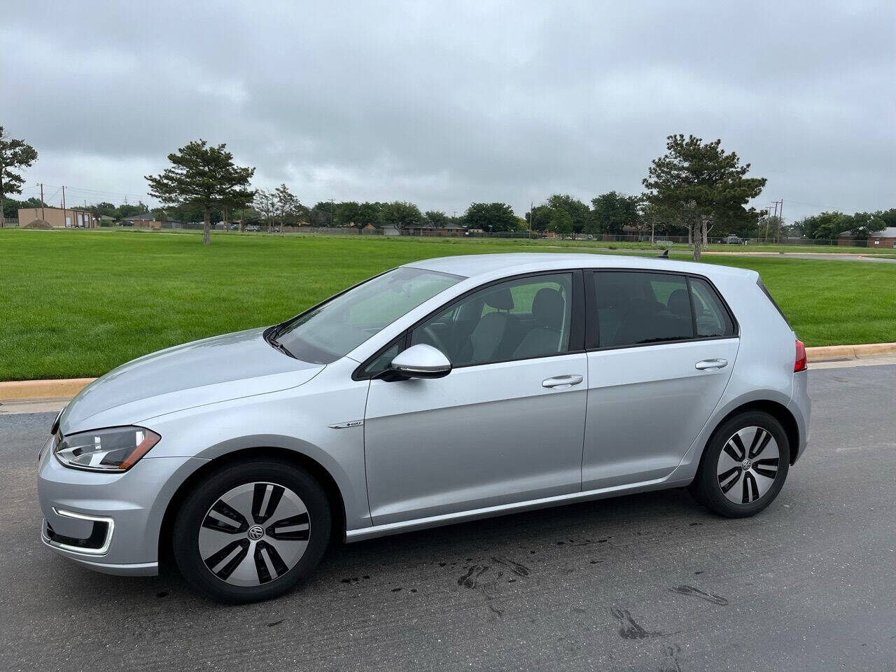 Silver 2016 Volkswagen e-Golf SE SE 4dr Hatchback 2