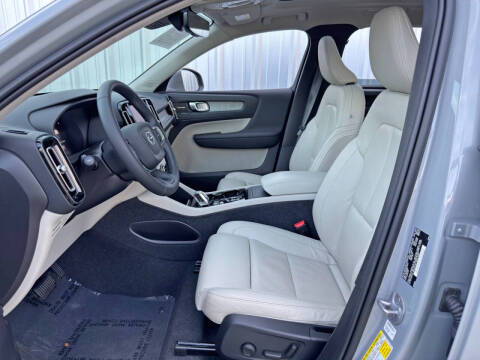 2024 Volvo XC40 B5 Ultimate Bright Theme
