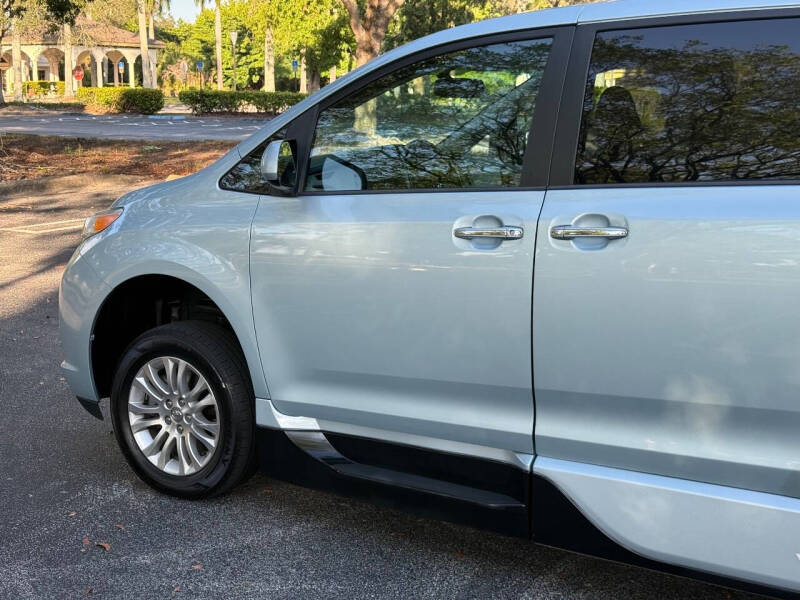 2016 Toyota Sienna XLE 7-Passenger Auto Access Seat