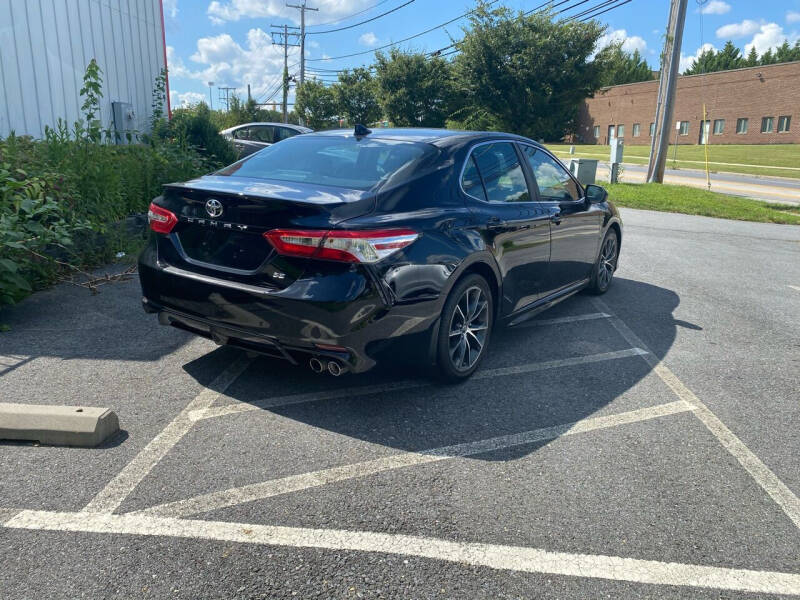 2020 Toyota Camry SE photo 6