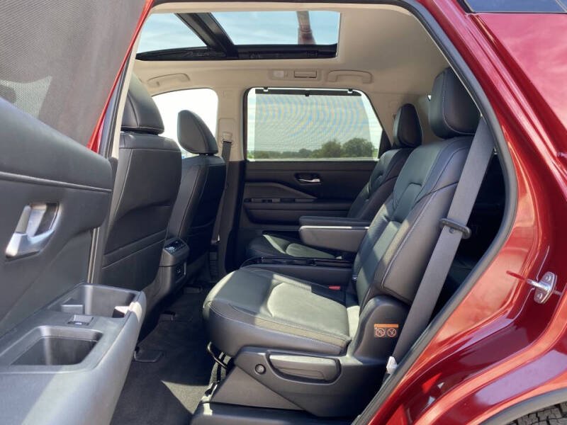 2022 Nissan Pathfinder SL