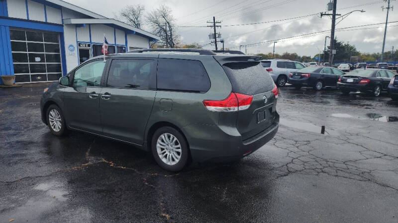 2013 Toyota Sienna XLE photo 4