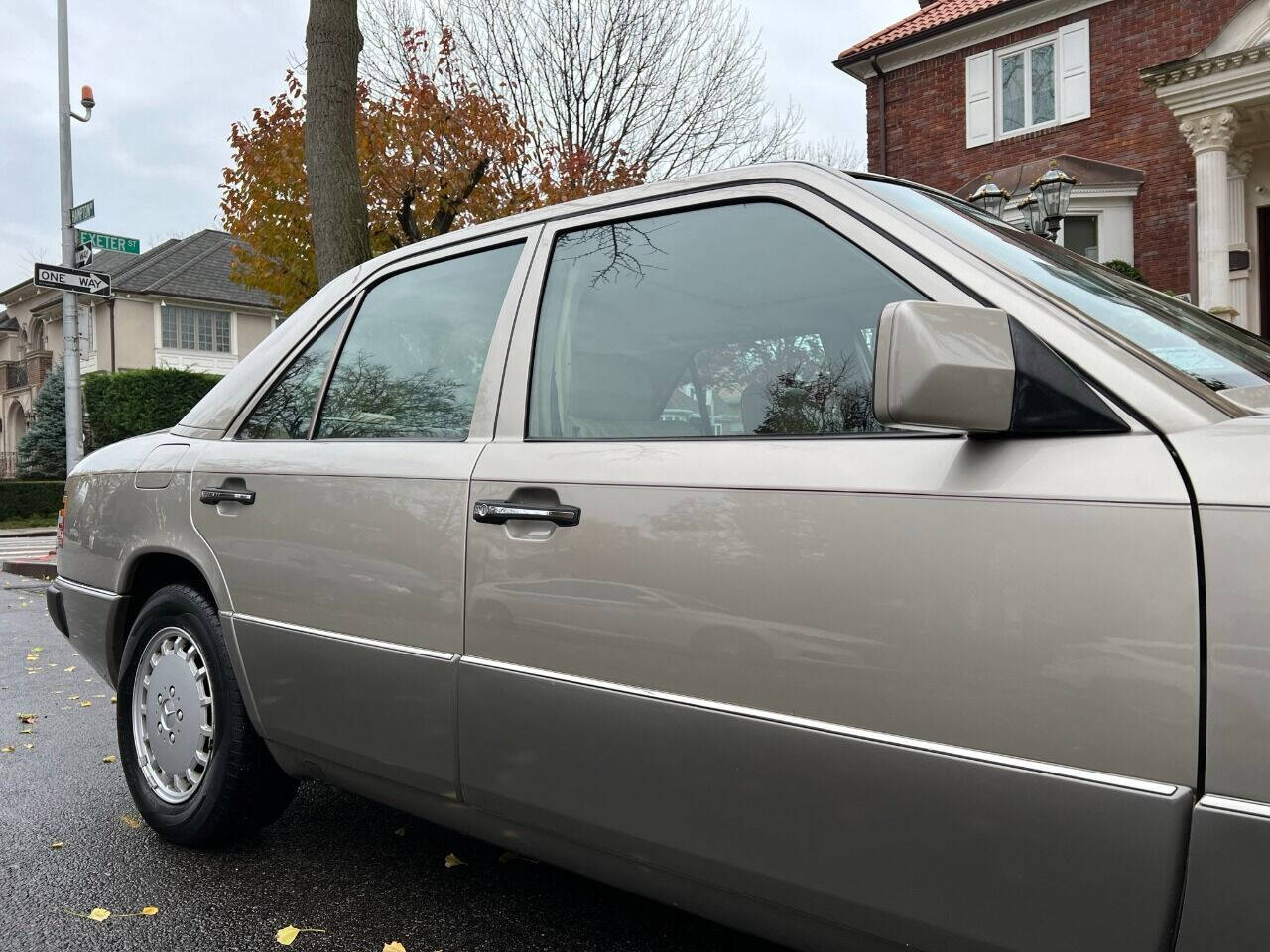 1990 Mercedes-Benz 300-Class  - $6,900