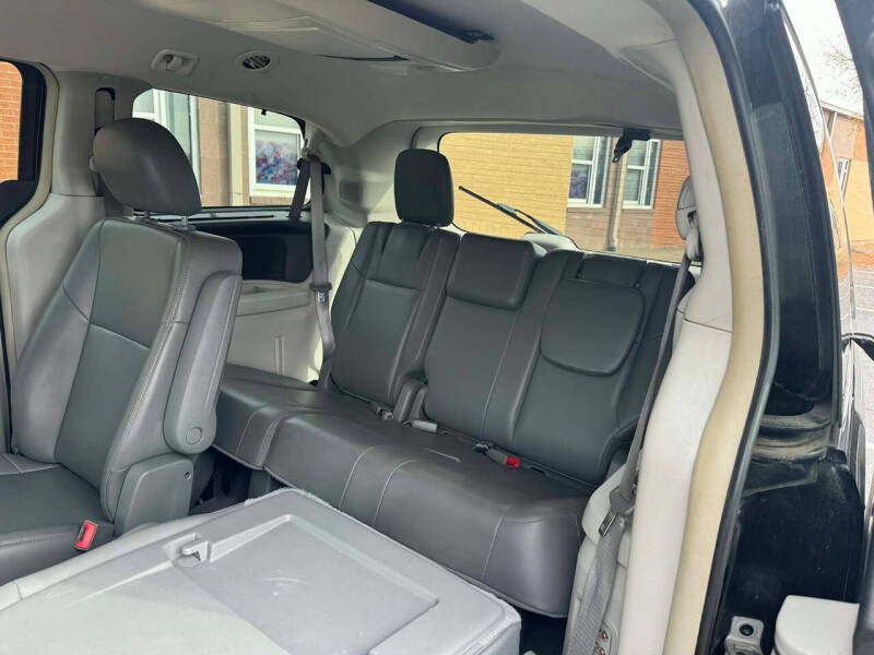 2011 Volkswagen Routan SE