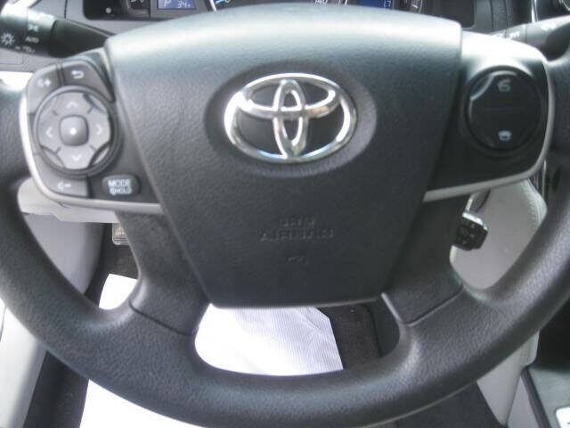 2013 Toyota Camry LE photo 12