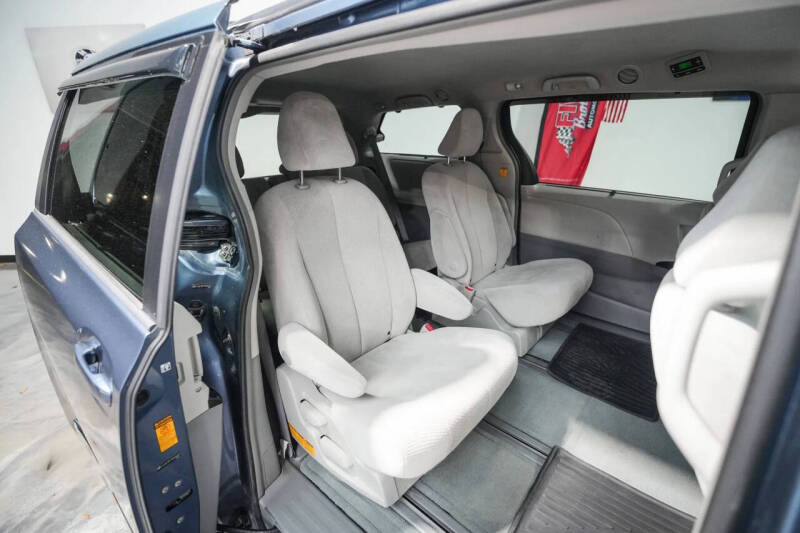 2013 Toyota Sienna LE 7-Passenger