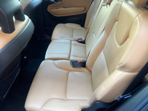 2016 Volvo XC90 T6 Momentum