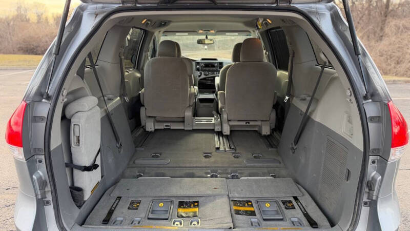 2013 Toyota Sienna LE 8-Passenger