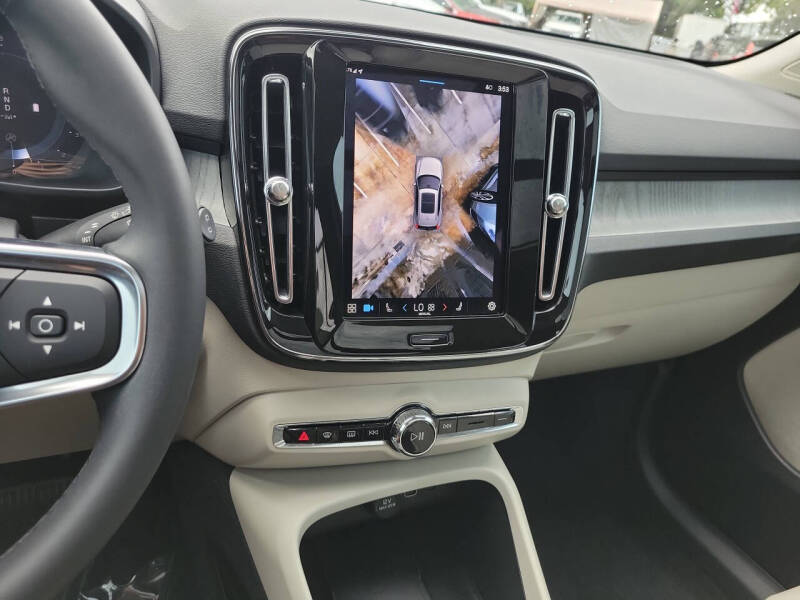 2024 Volvo XC40 B5 Plus Bright Theme