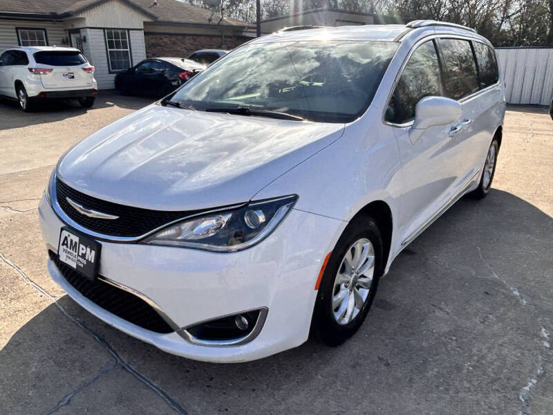 2019 Chrysler Pacifica Touring L's photo