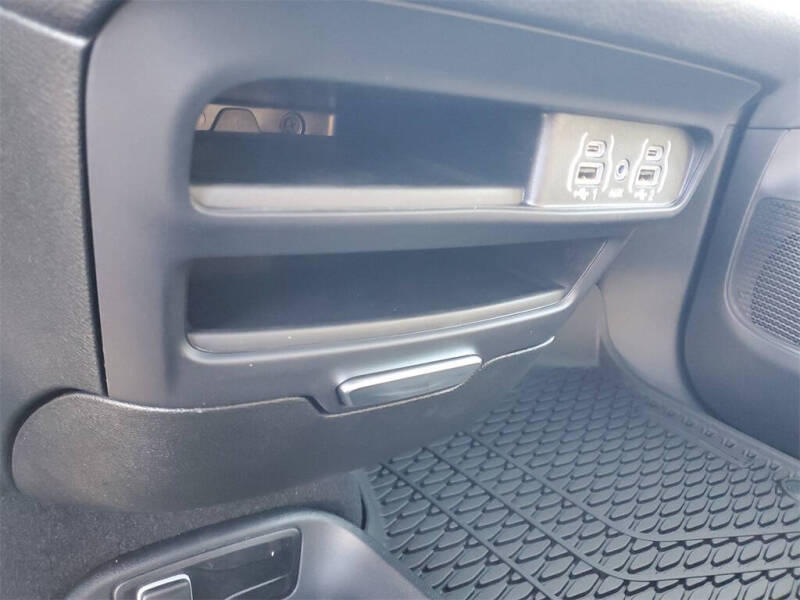 2025 Chrysler Voyager LX