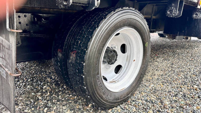 2015 Isuzu NRR  23' Flatbed + Lift Gate