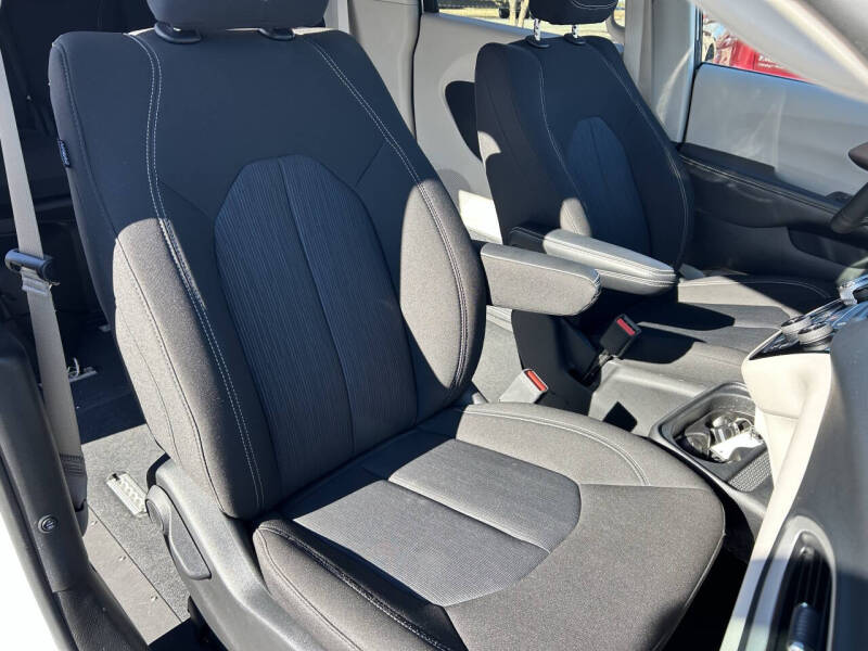 2022 Chrysler Voyager LX