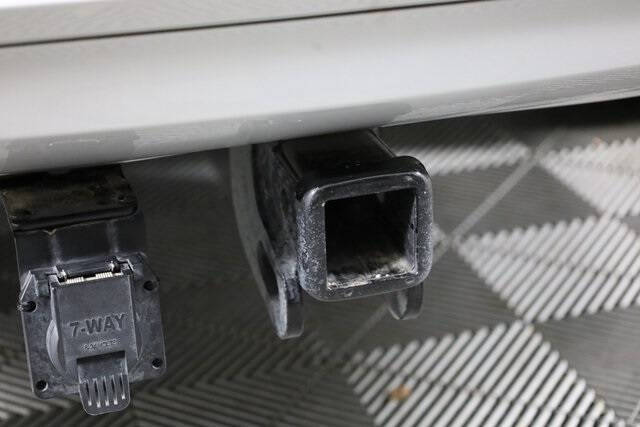 2019 Honda Pilot Touring w/Rear Captain's Chairs