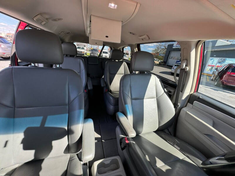 2011 Volkswagen Routan SE photo 8