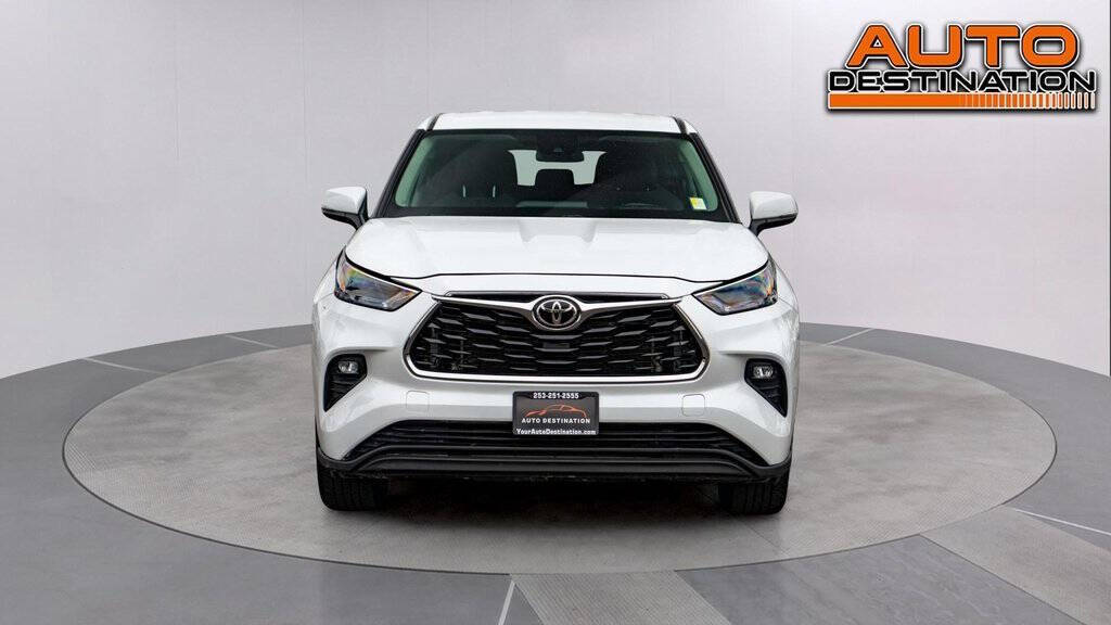 2022 Toyota Highlander for sale at Auto Destination in Puyallup, WA