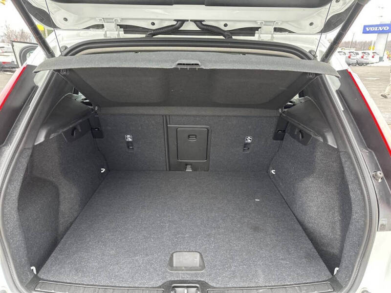 2025 Volvo XC40 B5 Core Bright Theme