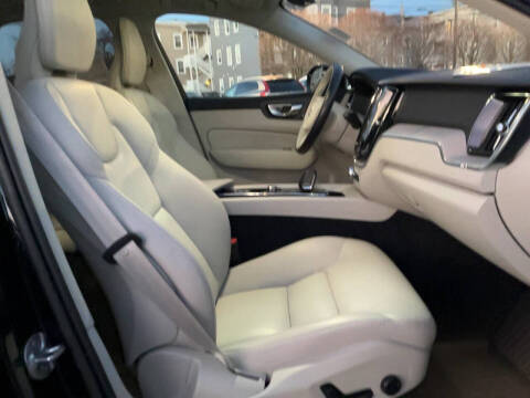 2023 Volvo XC60 B5 Plus Dark Theme