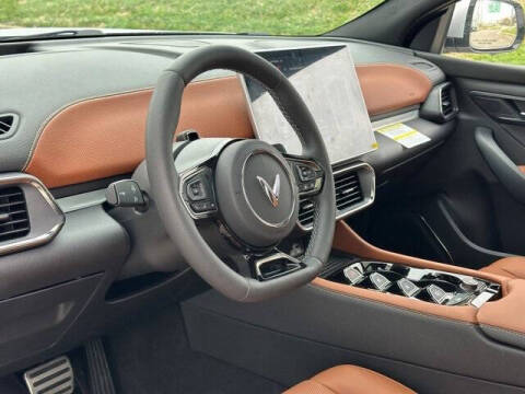 2025 VinFast VF8 Plus