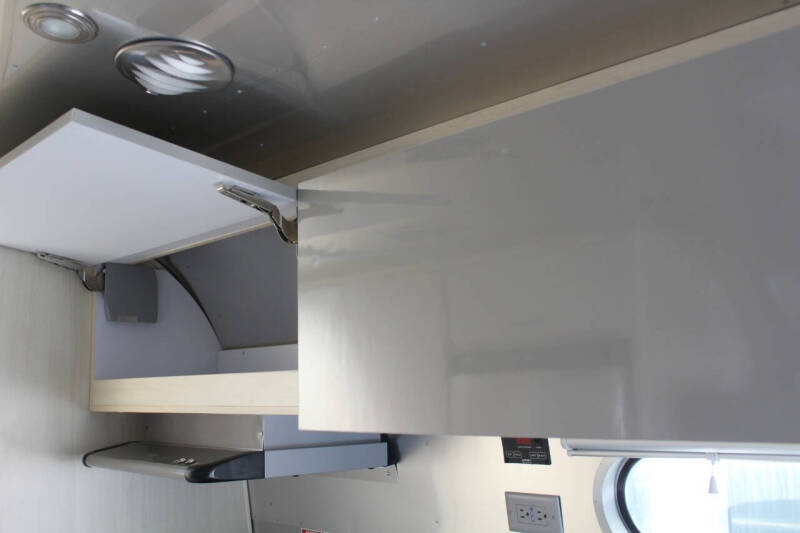 2022 Airstream Flying Cloud 27FB Twin