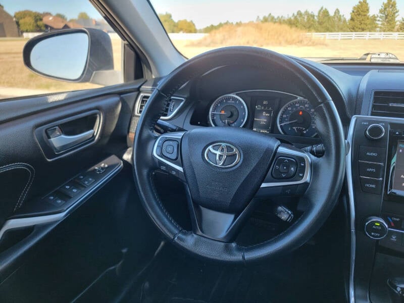 2016 Toyota Camry XLE photo 17