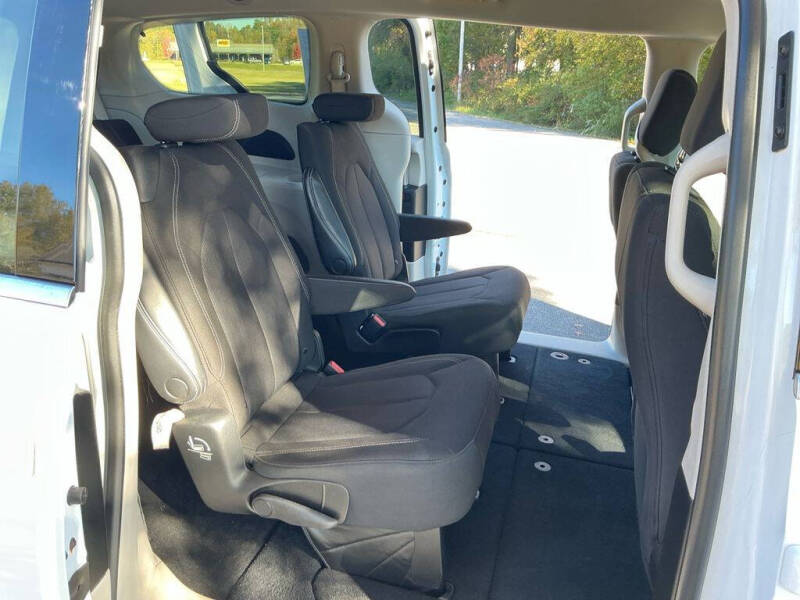 2022 Chrysler Voyager LX