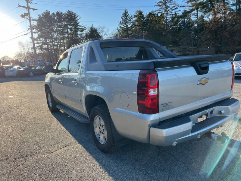 2011 Chevrolet Avalanche LS photo 4