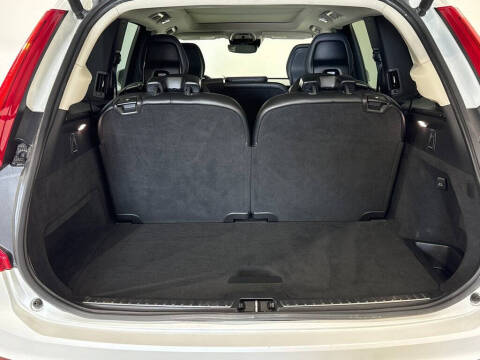 2022 Volvo XC90 T5 Momentum