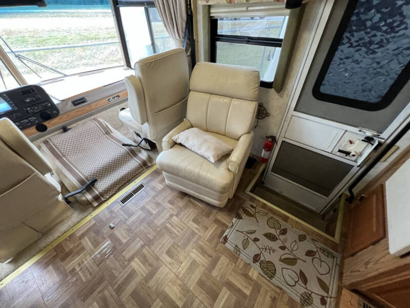 2000 Winnebago Adventurer