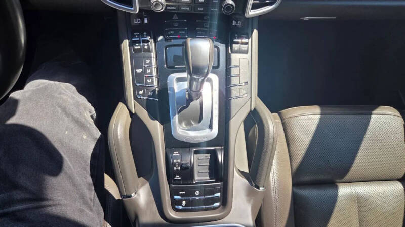 2017 Porsche Cayenne Platinum Edition