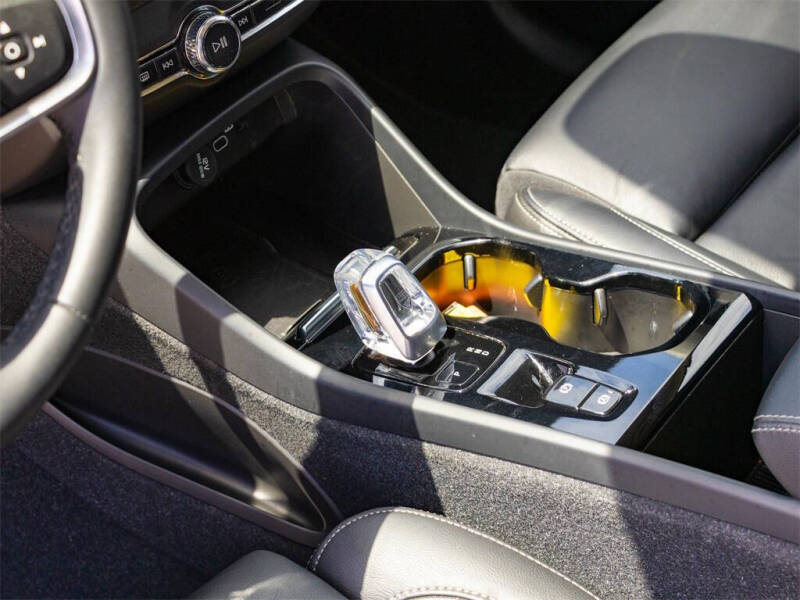 2023 Volvo XC40 B5 Plus Bright Theme