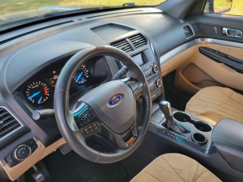 2017 Ford Explorer Base photo 5