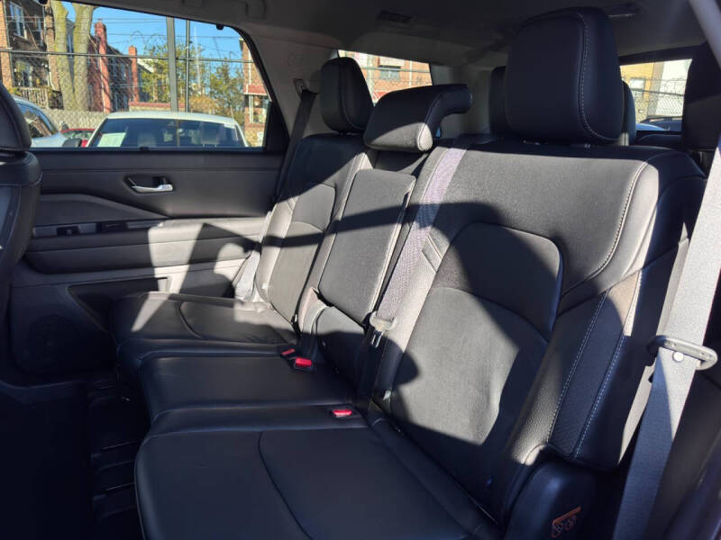 2023 Nissan Pathfinder SL